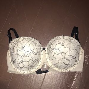 36D Victoria’s Secret bra
